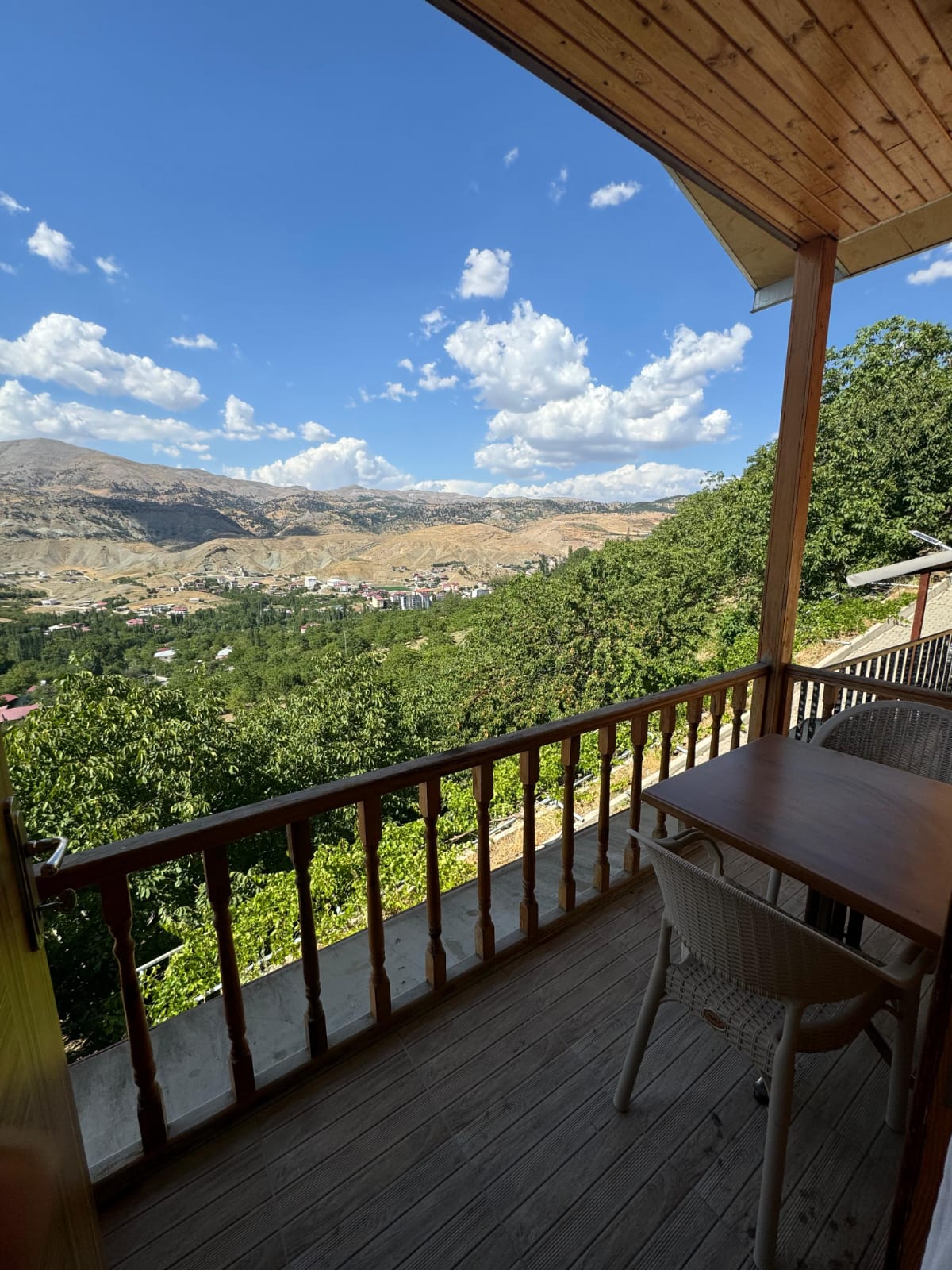 1+1 Mutfaksız Bungalov Balkon Manzarası | Ertunç Yayla Evleri Çağlayancerit